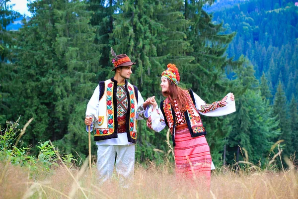 Casal em trajes hutsul Fotografia De Stock