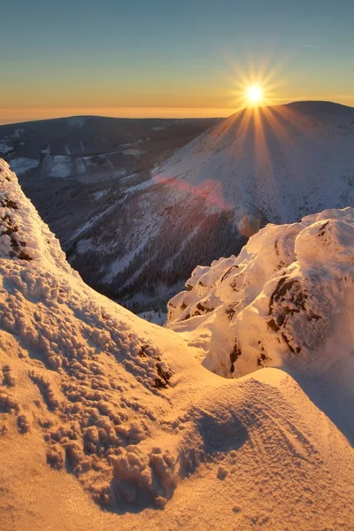 Vinter solnedgång i bergsområdet — Stockfoto