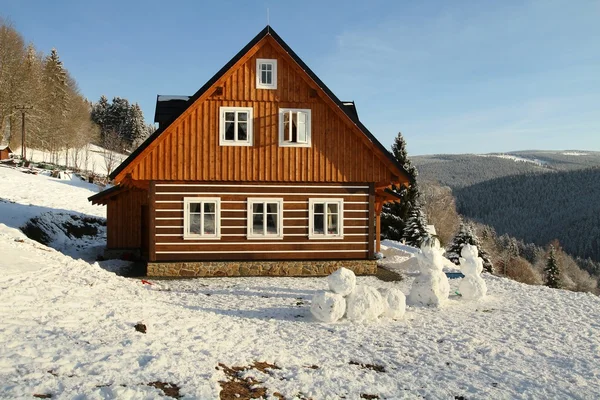 Hütte mit Schneemännern — Stockfoto