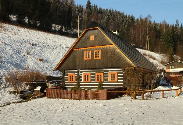 Houten huisje in de winter — Stockfoto