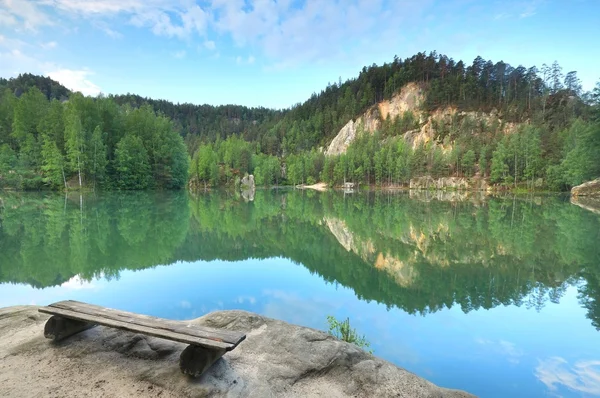 Lago y banco en Adrspach —  Fotos de Stock