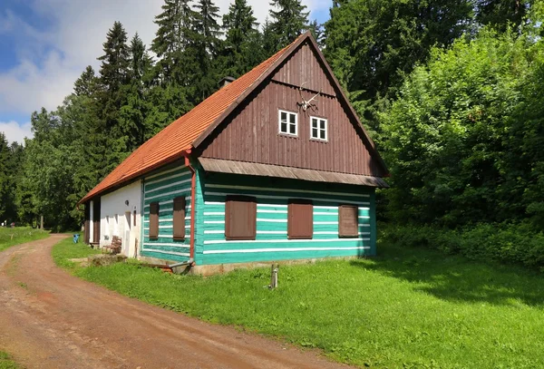 Cabaña de madera verde —  Fotos de Stock