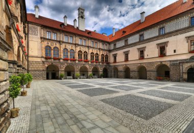 Nelahozeves kale avlu