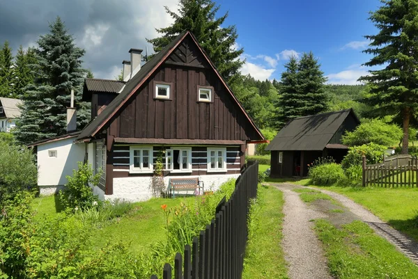 Çit ile ahşap yazlık