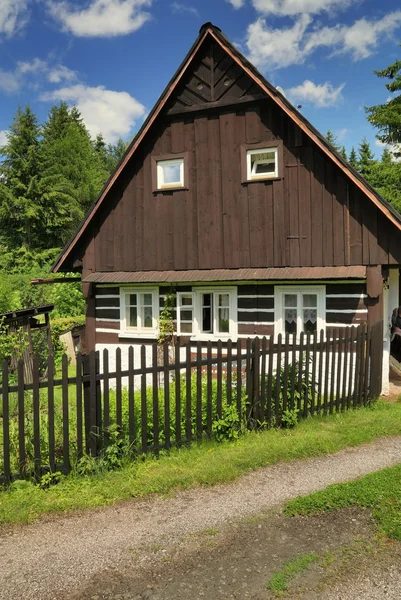 Typisches Holzhaus — Stockfoto