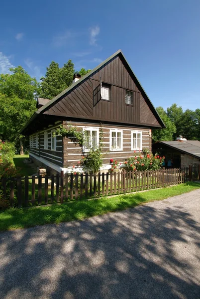 Ferienhaus mit Schatten — Stockfoto