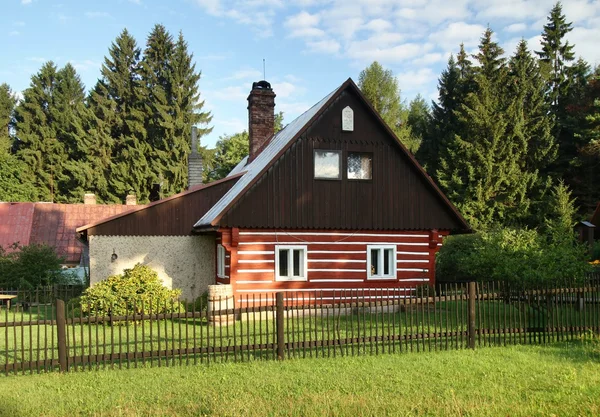 Rode cottage — Stockfoto