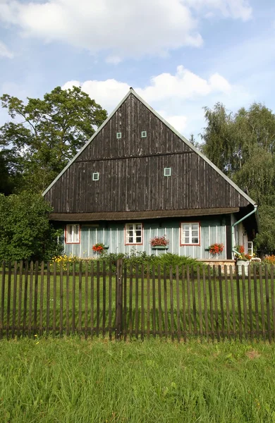 Ferienhaus und Zaun — Stockfoto