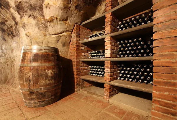 Botellas de barril y vino — Foto de Stock