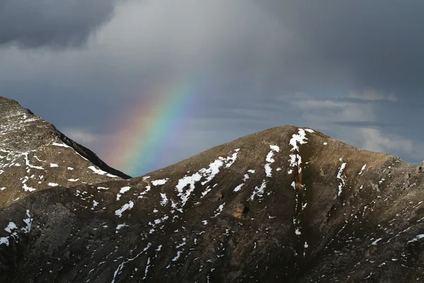 Bergen en regenboog — Stockfoto