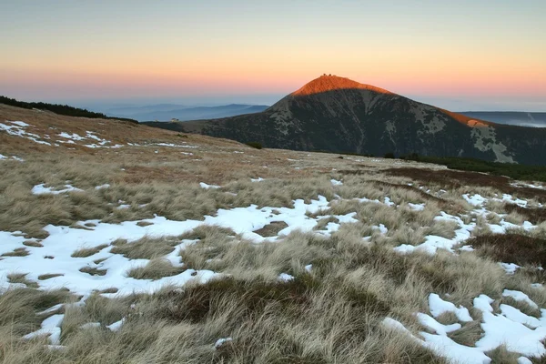 Snezka montaña con puesta de sol — Foto de Stock