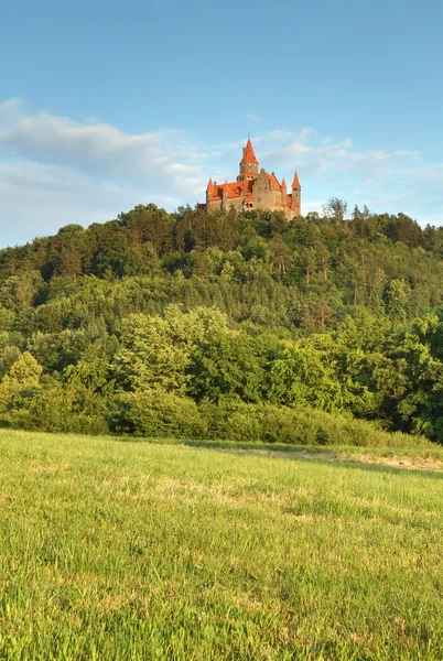 Bouzov kasteel in landschap — Stockfoto