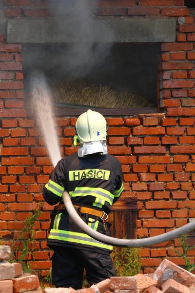 Brandweerman in actie — Stockfoto