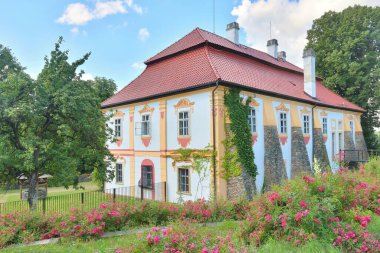 Çek Cumhuriyeti 'ndeki küçük Ostrov kalesi