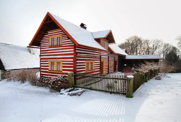 Casa de campo roja en invierno —  Fotos de Stock