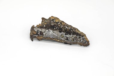 Beyaz arkaplanda, desenli bir göktaşı parçası.