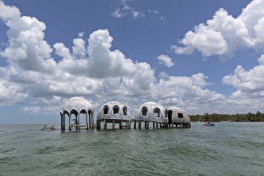 Marco Adası 'nın güneyindeki Cape Romano Dome Evleri Collier County, Florida' daki On Bin Ada 'da.