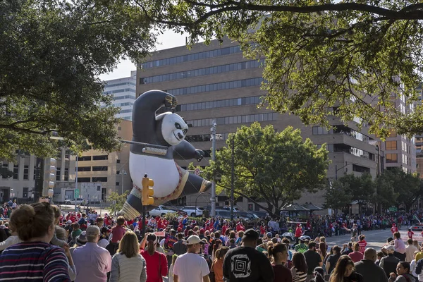 Austin, Teksas / ABD - 26 Kasım 2016: Dev Kung Fu Panda balonu Austin, Teksas 'ta düzenlenen Yıllık Şükran Günü Geçidi' nde kalabalığın üzerinde yüzüyor.