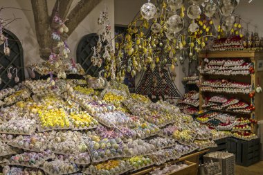 Salzburg, Avusturya - 8 Eylül 2014: Avrupa mağazasında dekoratif Paskalya yumurtaları sergileniyor