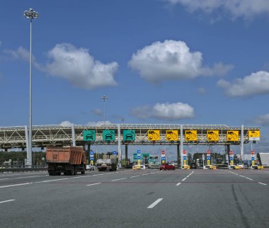 St. Petersburg, Rusya - 27 Temmuz 2017: Rus karayolundaki paralı yol ödeme istasyonu