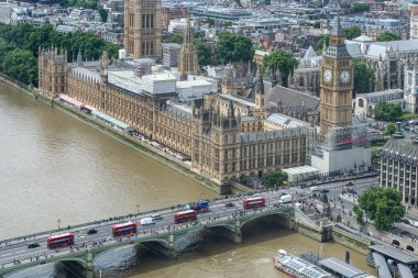 Londra, İngiltere - 29 Haziran 2017: Westminster Köprüsü 'nün Havadan Görünümü, Parlamento Binaları, Big Ben ve River Thames Orta Londra, Birleşik Krallık