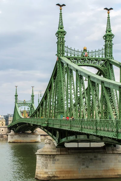 Budapeşte, Macaristan - 30 Ağustos 2014: Turul Kuş Heykelleri ve Tuna Nehri üzerindeki Süslü Yeşil Demir Kuleler ile Özgürlük Köprüsü. Macaristan Tarihi Yer