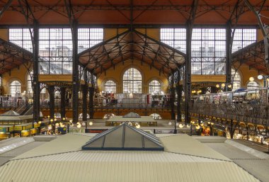 Budapeşte, Macaristan - Eylül 2014: Demir Mimari ve Cam Pencereli Budapeşte Merkez Market Salonu. Tarihi 19. yüzyıl pazar binası.