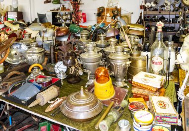 Budapeşte, Macaristan - 1 Eylül 2014: Ecseri Bit Pazarı 'nda Eski Rus Samovarları ve Pirinç Antika Koleksiyonu. Geleneksel Metal Ögeleri ve Koleksiyonları