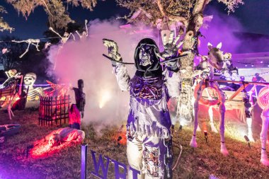 Sugar Land, Texas, ABD - 31 Ekim 2025 Sis Makinesi ve İskelet Dekorasyonlu Korkunç Azrail Teksaslı Cadılar Bayramı Yard Gösterimi