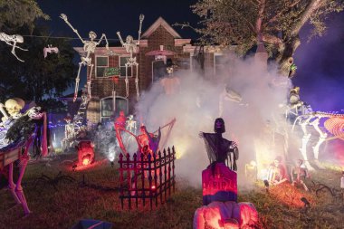 Sugar Land, Teksas, ABD - 31 Ekim 2025: Teksas Mahallesindeki Residential Home 'da Sis Efektleri, İskeletler ve Tombstone' larla Görkemli Cadılar Bayramı Lanetli Mezarlığı