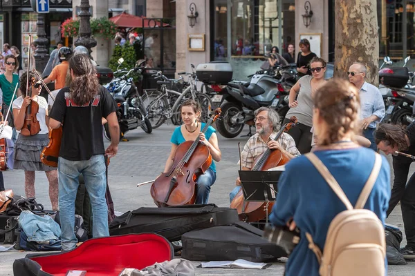 Paris, Fransa - 15 Eylül 2010: Sokak Orkestrası Müzisyenleri Paris Şehir Meydanı 'nda Çello Çalıyor