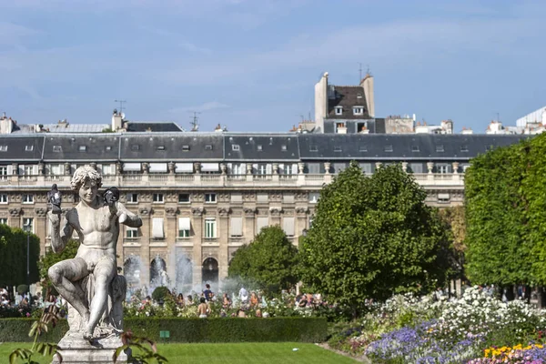 Paris, Fransa - 15 Eylül 2010 Klasik Mermer Heykel The Snake Charmer in Jardin du Palais Royal with Paris Architecture and Flower Gardens