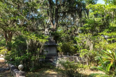 Savannah, Gürcistan, ABD - 25 Mayıs 2025: Bonaventure Mezarlığı 'nda İspanyol Moss ile çevrili Viktorya Anıtı