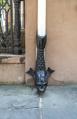 Tarihi Savannah Caddesi Binası, Georgia, ABD 'de Dekoratif Balık Şeklinde Atık Su Borusu