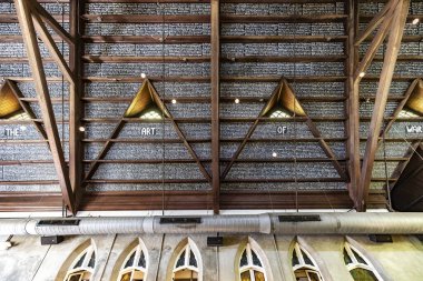 Charleston, Güney Carolina, ABD - 27 Mayıs 2025: Kilisedeki ve Union Restoranındaki Tavan Üzerine Yazılı Savaş Elleri Sanatı