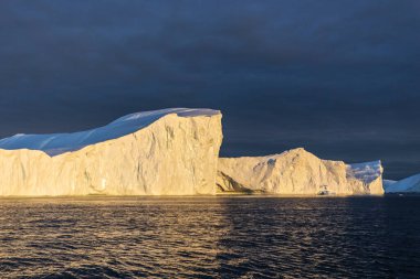 Grönland Arktik Sularında Gece Yarısı Güneşi ile aydınlanan Buz dağı - Altın Yaz Işığı