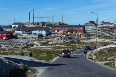Ilulissat, Grönland - 18 Temmuz 2016: Ilulissat 'ta Renkli Ev ve İnşaat Turnalarıyla Ana Yol - Grönland Arktik Kasabası