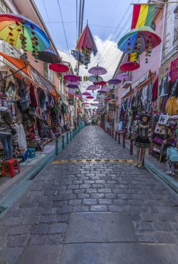 La Paz, Bolivya, Güney Amerika - 22 Kasım 2025: La Paz şehir merkezindeki Linares Cobblestone 'un üzerinde asılı renkli şemsiyeler