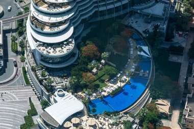 Dubai, Birleşik Arap Emirlikleri - 17 Haziran 2023: Lüks Otel Havuzu ve Terasları 'nın Burç Halife Kulesi' nden Hava Görüntüsü