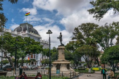 Sucre, Bolivya, Güney Amerika - 24 Kasım 2025: 25 Mayo Meydanı Heykel ve Koloni Hükümet Binası - Tarihi Şehir Merkezi