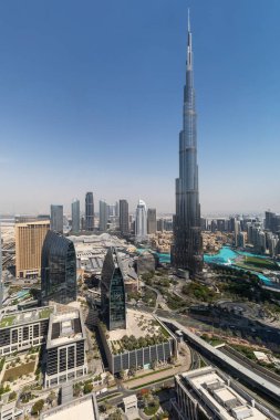 Dubai, Birleşik Arap Emirlikleri - 17 Haziran 2023: Burj Halife, Dubai Gökdelenleri ve Çeşme Gölü ile dünyanın en yüksek binası
