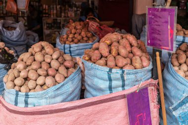 Sucre Central Market, Bolivya Geleneksel Andean Kök Sebzeleri 'nde Çuval Çuvalında Taze Yerel Patateslerin Çeşitliliği
