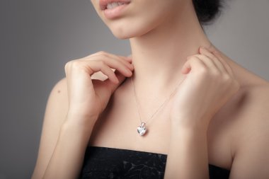 Glamour çekimde güzel bir kolye detayını kapatın