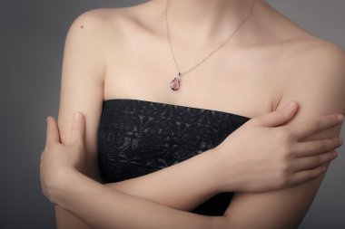 Glamour çekimde güzel bir kolye detayını kapatın
