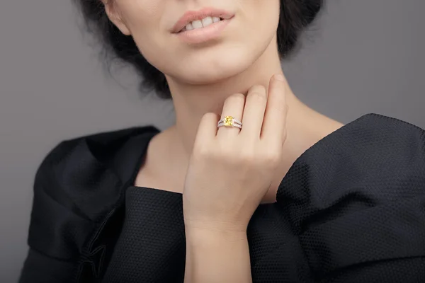 Close up Detalhe de um anel em um modelo de mão feminina — Fotografia de Stock