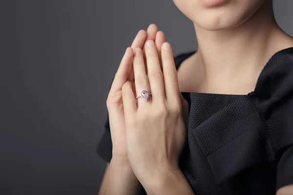 Detalle de cerca de un anillo en un modelo de mano femenina —  Fotos de Stock
