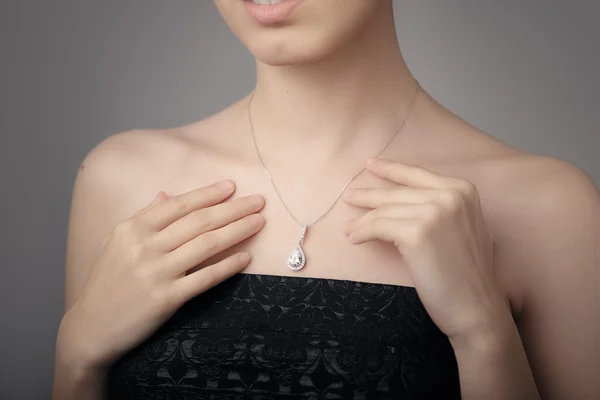 Zavřít Detail krásného náhrdelníku v Glamour Shot — Stock fotografie