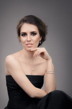 Siyah gece elbisesi giyen takı güzel kadın