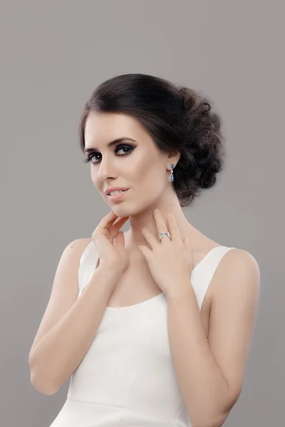 Mooie elegante vrouw in witte jurk dragen sieraden — Stockfoto