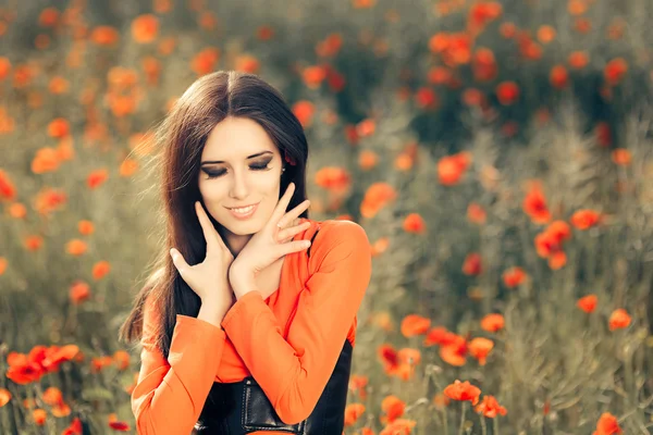 Belle femme dans un champ de coquelicots — Photo